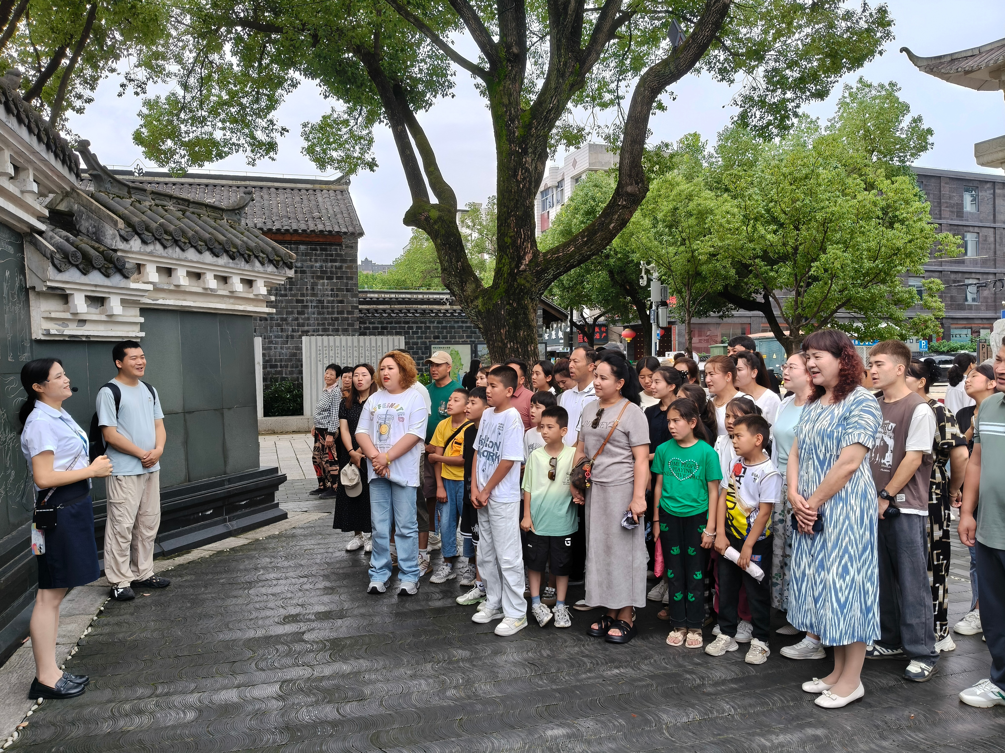 石榴抱籽促交流 六尺巷里话家风 ——“石榴花·皖和一家亲”最美家庭交流活动走进桐城
